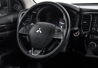 Подержанный автомобиль Mitsubishi Outlander 2017 года (15 фото)