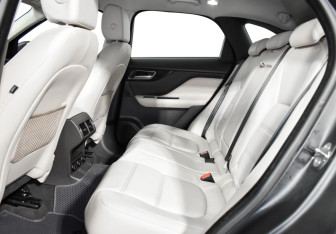 Подержанный автомобиль Jaguar F-Pace 2016 года (14 фото)