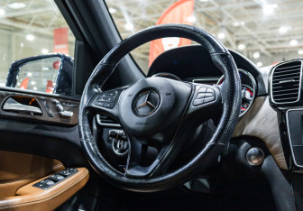 Подержанный автомобиль Mercedes-Benz GLE 2016 года (14 фото)