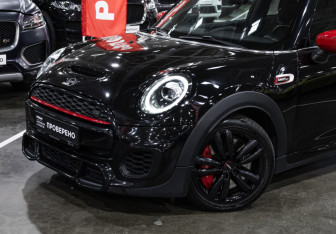 Подержанный автомобиль MINI Hatch 2019 года (2 фото)