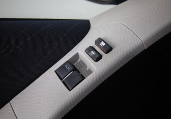 Подержанный автомобиль Toyota Yaris Hatchback 2007 года (16 фото)