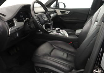 Подержанный автомобиль Audi Q7 2015 года (17 фото)