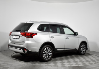 Подержанный автомобиль Mitsubishi Outlander 2019 года (6 фото)
