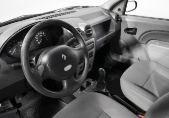 Подержанный автомобиль Renault Logan Sedan 2007 года (9 фото)