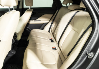 Подержанный автомобиль Jaguar F-Pace 2017 года (10 фото)