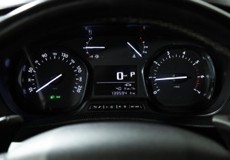 Подержанный автомобиль Peugeot Traveller 2020 года (12 фото)