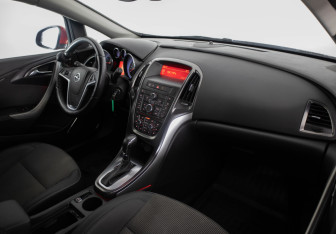 Подержанный автомобиль Opel Astra Hatchback 2012 года (17 фото)