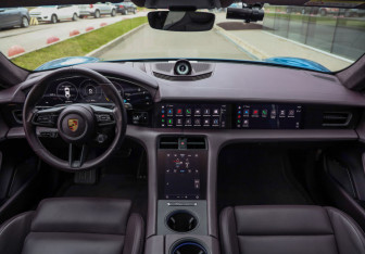 Подержанный автомобиль Porsche Taycan 2020 года (15 фото)