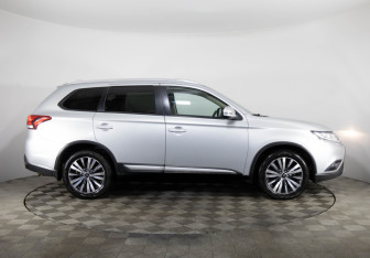 Подержанный автомобиль Mitsubishi Outlander 2019 года (4 фото)