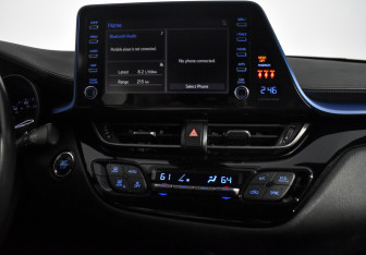 Подержанный автомобиль Toyota C-HR 2018 года (16 фото)