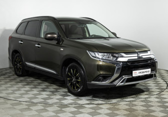 Подержанный автомобиль Mitsubishi Outlander 2019 года (3 фото)