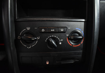 Подержанный автомобиль Peugeot 207 Hatchback 2008 года (18 фото)