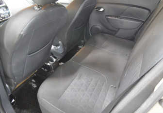 Подержанный автомобиль Renault Sandero 2015 года (11 фото)