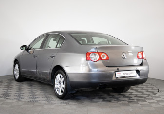 Подержанный автомобиль Volkswagen Passat Sedan 2006 года (7 фото)