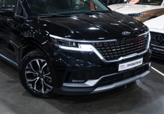 Подержанный автомобиль Kia Carnival 2021 года (7 фото)