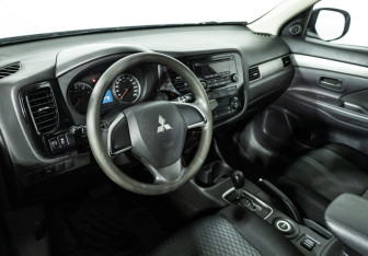 Подержанный автомобиль Mitsubishi Outlander 2013 года (12 фото)