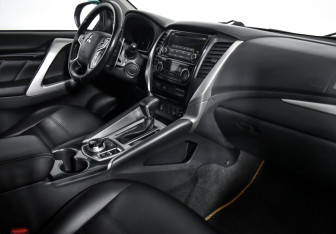 Подержанный автомобиль Mitsubishi Pajero Sport 2019 года (13 фото)