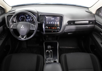 Подержанный автомобиль Mitsubishi Outlander 2021 года (17 фото)