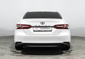 Подержанный автомобиль Toyota Camry Sedan 2018 года (6 фото)