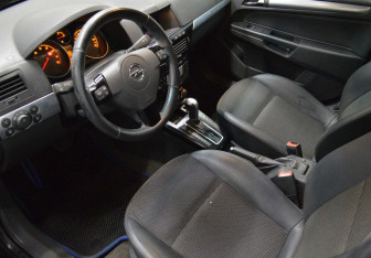 Подержанный автомобиль Opel Astra Sedan 2010 года (10 фото)