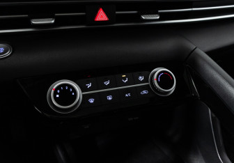 Подержанный автомобиль Hyundai Elantra Sedan 2023 года (16 фото)