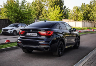 Подержанный автомобиль BMW X6 2017 года (7 фото)