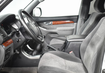 Подержанный автомобиль Toyota Land Cruiser Prado 2002 года (10 фото)