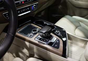 Подержанный автомобиль Audi Q7 2017 года (26 фото)
