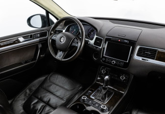 Подержанный автомобиль Volkswagen Touareg 2012 года (15 фото)