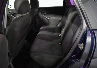 Подержанный автомобиль Ford Focus Sedan 2004 года (11 фото)