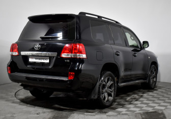 Подержанный автомобиль Toyota Land Cruiser Suv 2010 года (5 фото)