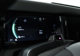 Подержанный автомобиль Zeekr 009 2023 года (11 фото)