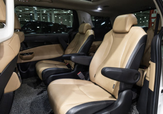 Подержанный автомобиль Kia Carnival 2020 года (12 фото)