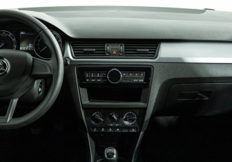 Подержанный автомобиль Skoda Rapid Liftback 2017 года (14 фото)