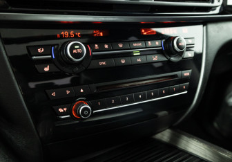 Подержанный автомобиль BMW X5 2015 года (20 фото)