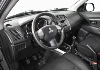Подержанный автомобиль Mitsubishi ASX 2012 года (9 фото)