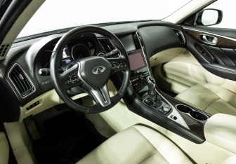 Подержанный автомобиль Infiniti Q50 2017 года (11 фото)