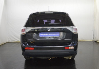 Подержанный автомобиль Mitsubishi Outlander 2014 года (6 фото)
