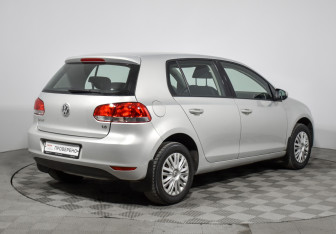 Подержанный автомобиль Volkswagen Golf Hatchback 2010 года (5 фото)