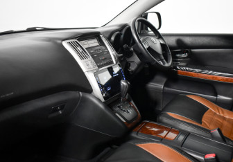 Подержанный автомобиль Toyota Harrier 2003 года (14 фото)