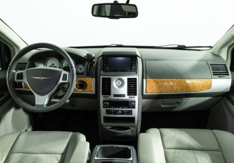 Подержанный автомобиль Chrysler Voyager 2008 года (13 фото)