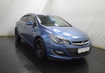 Подержанный автомобиль Opel Astra Sedan 2012 года (3 фото)