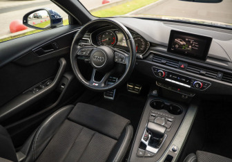 Подержанный автомобиль Audi A4 Sedan 2018 года (10 фото)
