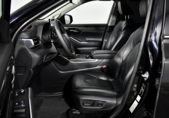 Подержанный автомобиль Toyota Highlander 2021 года (10 фото)