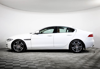 Подержанный автомобиль Jaguar XE 2018 года (8 фото)
