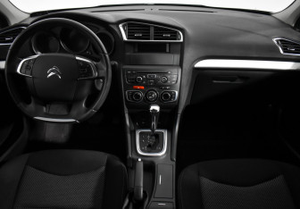 Подержанный автомобиль Citroen C4 Sedan 2013 года (15 фото)