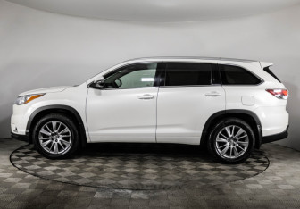 Подержанный автомобиль Toyota Highlander 2015 года (8 фото)