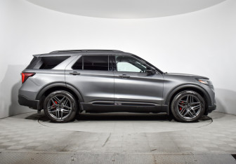 Подержанный автомобиль Ford Explorer 2024 года (4 фото)