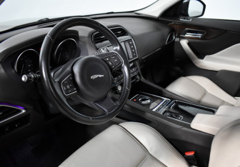 Подержанный автомобиль Jaguar F-Pace 2016 года (9 фото)