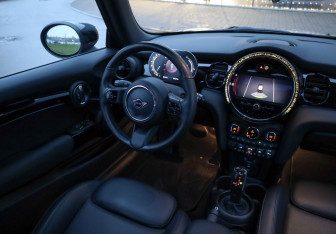 Подержанный автомобиль MINI Hatch 2021 года (7 фото)